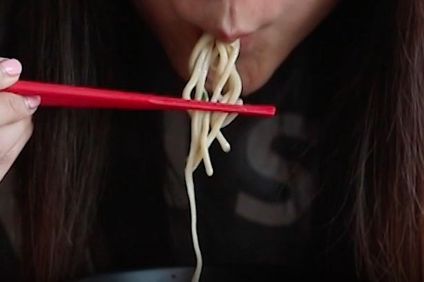 Sau đó đưa một miếng thật to vào miệng và tạo ra tiếng sột soạt Sau đó đưa một miếng thật to vào miệng và tạo ra tiếng sột soạt