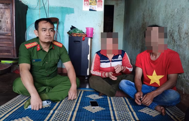 Gia đình chị L. mong ngóng, hy vọng con được trở về Việt Nam.