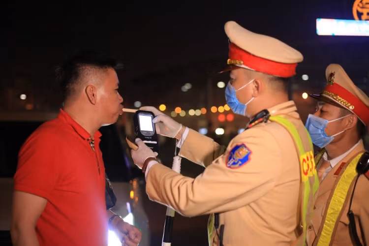 Cảnh sát giao thông kiểm tra nồng độ cồn lái xe.