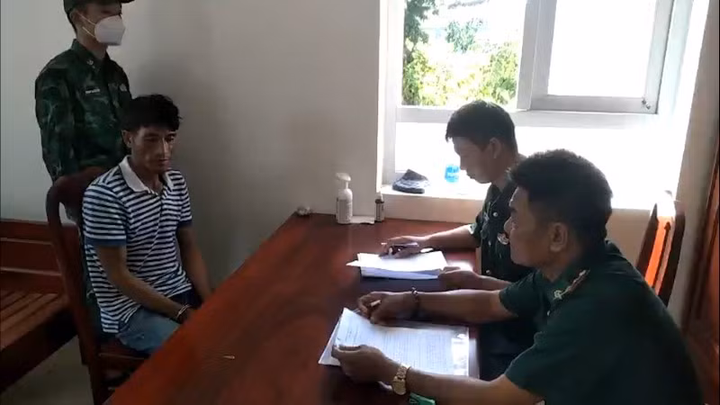 Đồn Biên phòng Phước Tỉnh (Bà Rịa - Vũng Tàu) lấy lời khai đối tượng Lê Văn Bạo bị bắt quả tang khi đang tàng trữ 5 gam ma tuý trái phép ngày 10/6/2022. Ảnh: Q.Anh