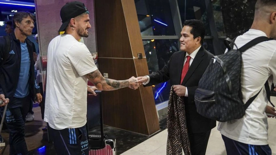 Chủ tịch PSSI Erick Thohir tiếp đón nồng nhiệt các cầu thủ Indonesia. Chủ tịch PSSI Erick Thohir tiếp đón nồng nhiệt các cầu thủ Indonesia.