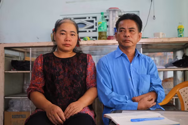 Vợ chồng ông Thoáng, bà Lan khốn khổ vì vay nợ cho con đi xuất ngoại. Ảnh: T.G