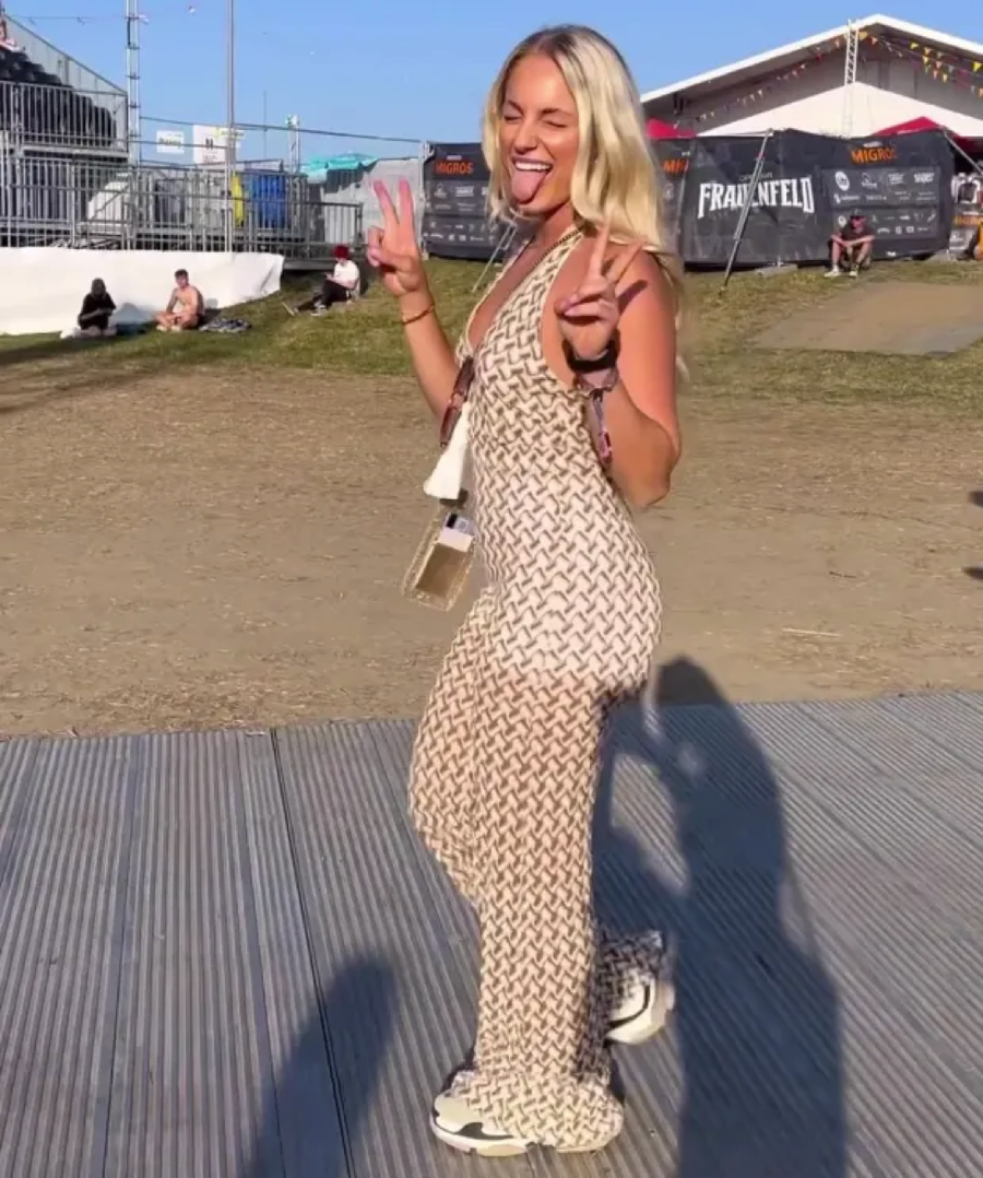 Markovic với cái lè lưỡi đầy tinh nghịch. Markovic với cái lè lưỡi đầy tinh nghịch.