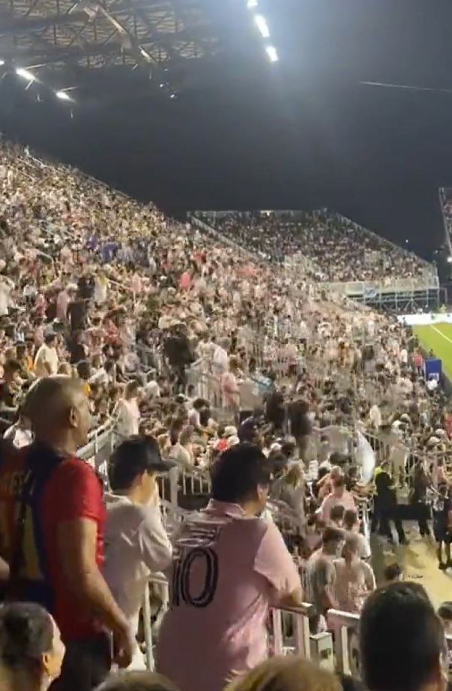 Cổ động viên Inter Miami lập tức lũ lượt ra về.