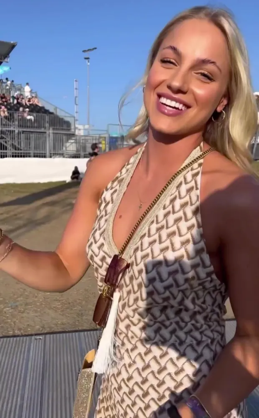 Cô nở nụ cười rạng rỡ khi nhìn về phía máy ảnh. Cô nở nụ cười rạng rỡ khi nhìn về phía máy ảnh.