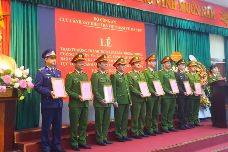 Thiếu tướng Nguyễn Văn Viện trao khen thưởng cho cá nhân, tập thể có thành tích xuất sắc.