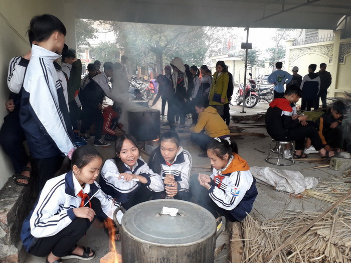 Bánh đã gói xong và bếp lửa được nhóm lên luộc bánh, sân trường THCS Đông Sơn thực sự là ngày hội gói bánh chưng.