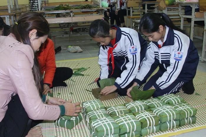 Học sinh trổ tài gói bánh chưng xanh tuyệt đẹp trong ngày hội “Xuân yêu thương”