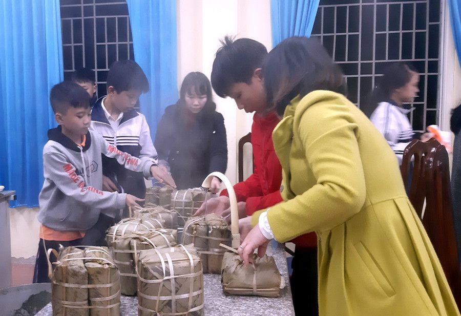 Và đây là thành quả, cô và trò cùng vớt những cặp bánh nóng hổi để bày lên mâm ngũ quả.