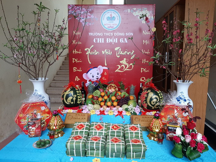 Mâm ngũ quả của chi đội 6A được hoàn thành tuyệt đẹp; Đủ phong vị ngày Tết: mứt Tết, hoa đào, bánh chưng xanh, câu đối đỏ...