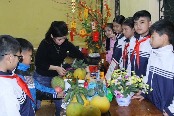 Nhóm bạn khác đang chăm chú cách trang trí mâm ngũ quả.