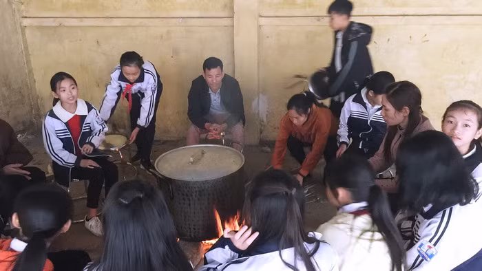 Bên bếp lửa hồng cùng trông nồi bánh chưng, lan tỏa hơi ấm của tình thầy, trò dưới mái trường THCS Đông Sơn.