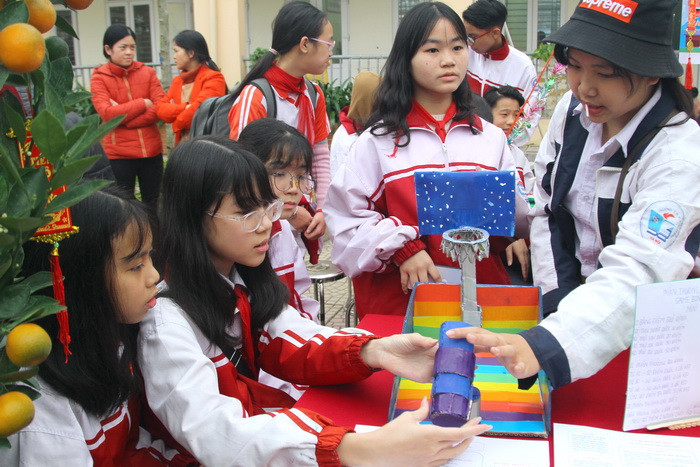 Các nữ sinh Trường THCS Thụy Phương trải nghiệm máy ném bóng rổ. Ảnh: Việt Hà