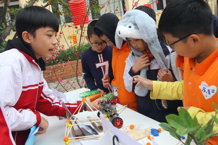 Còn nhóm học sinh Tiểu học này thì phục sát đất các anh lớp lớn với các mô hình, xe tự lắp ráp. Ảnh: Việt Hà