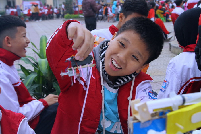 Bạn học sinh này mê tít con robot nhện 6 chân. Ảnh: Việt Hà