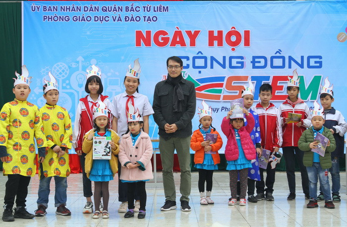 Các đại sứ STEM giao lưu với học sinh các lứa tuổi. Ảnh: Việt Hà