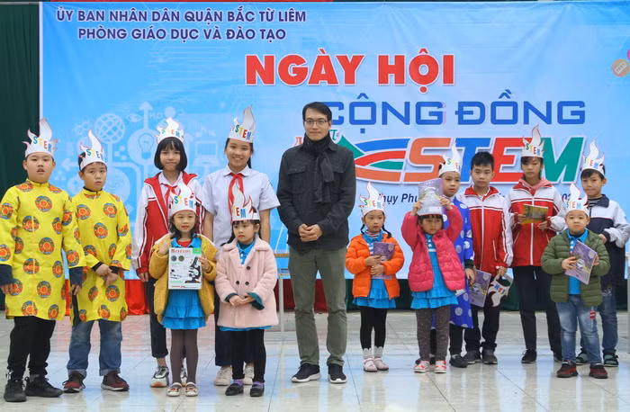 Các đại sứ STEM giao lưu với học sinh các lứa tuổi. Ảnh: Việt Hà