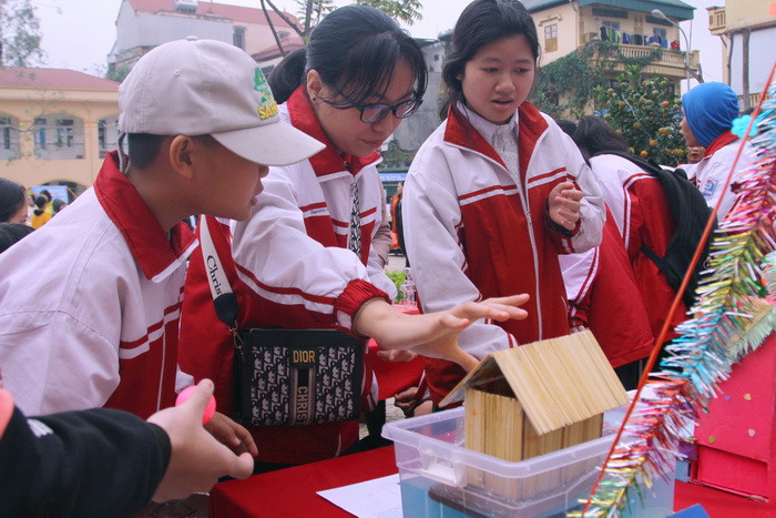 Học sinh trải nghiệm mô hình nhà tự nổi. Ảnh: Việt Hà