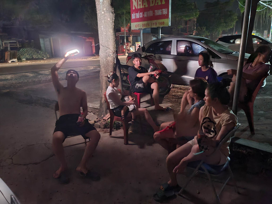 Hình ảnh người dân xã Đông Sơn, huyện Chương Mỹ (Hà Nội) ứng phó với mất điện.