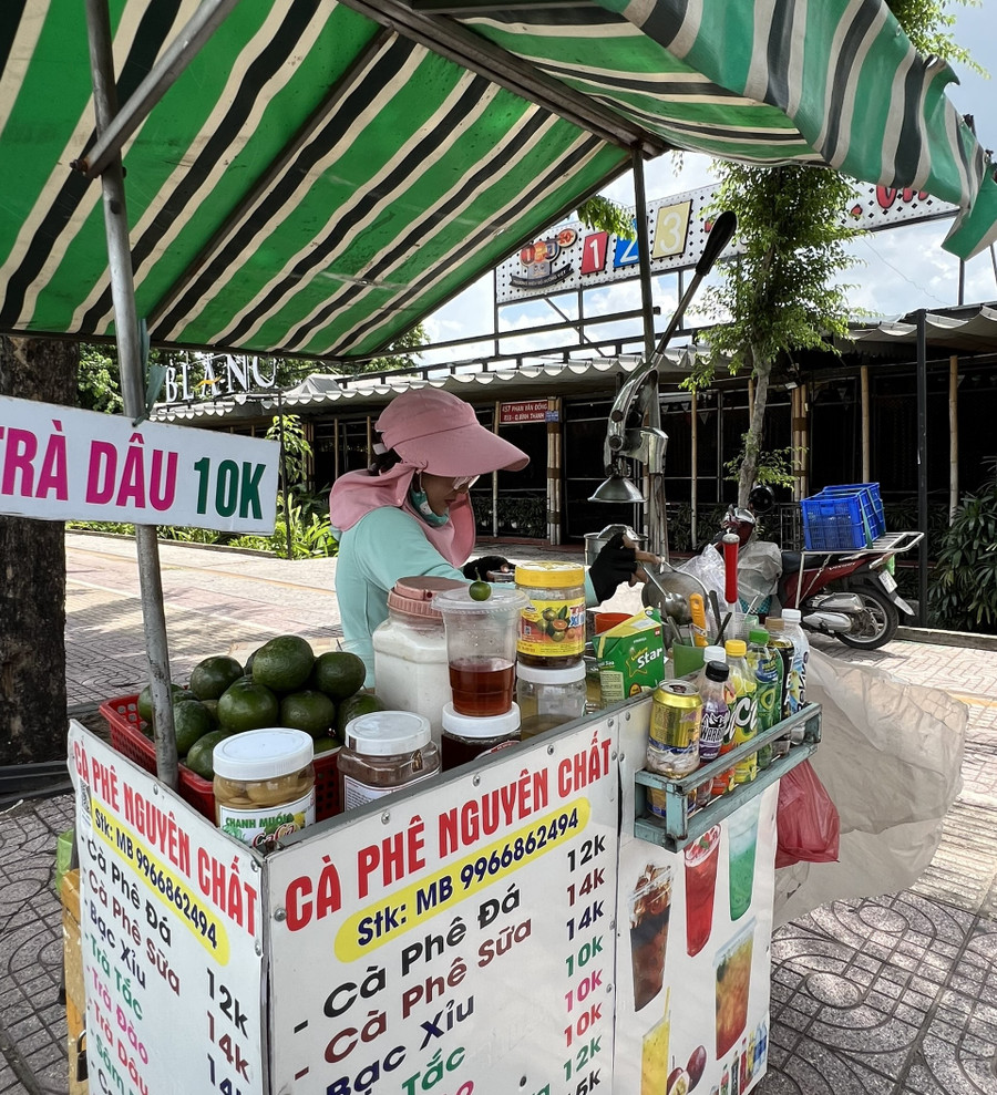 Chị Lê Ngọc Lành, quê tỉnh Thái Bình chuyển hướng mưu sinh bằng việc bán nước sau khi bị mất việc.