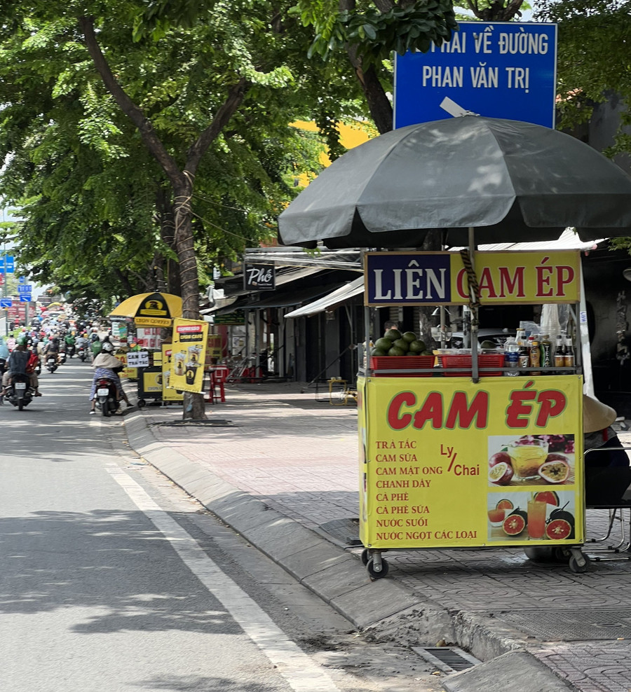Sau làn sóng thất nghiệp của công nhân, vỉa hè TPHCM xuất hiện thêm nhiều quán nước.