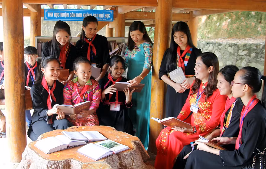 Cô và trò Trường PTDTNT THCS Định Hóa trong giờ sinh hoạt ngoại khóa