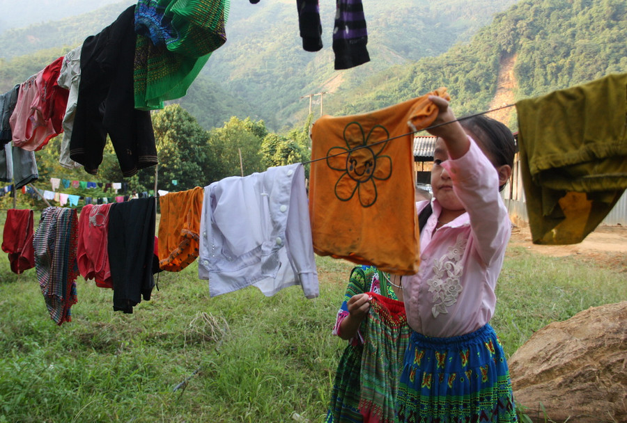 Các em tự giặt giũ Các em tự giặt giũ