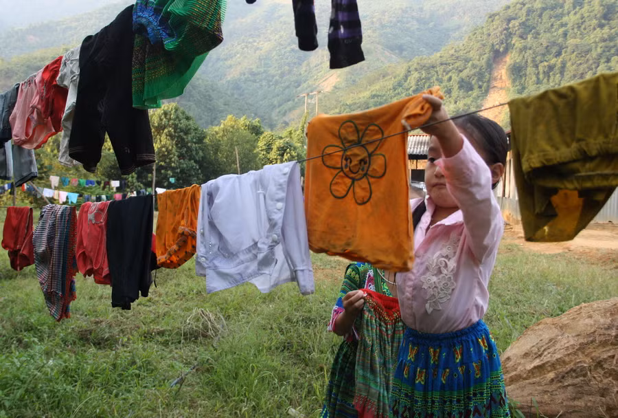 Các em tự giặt giũ