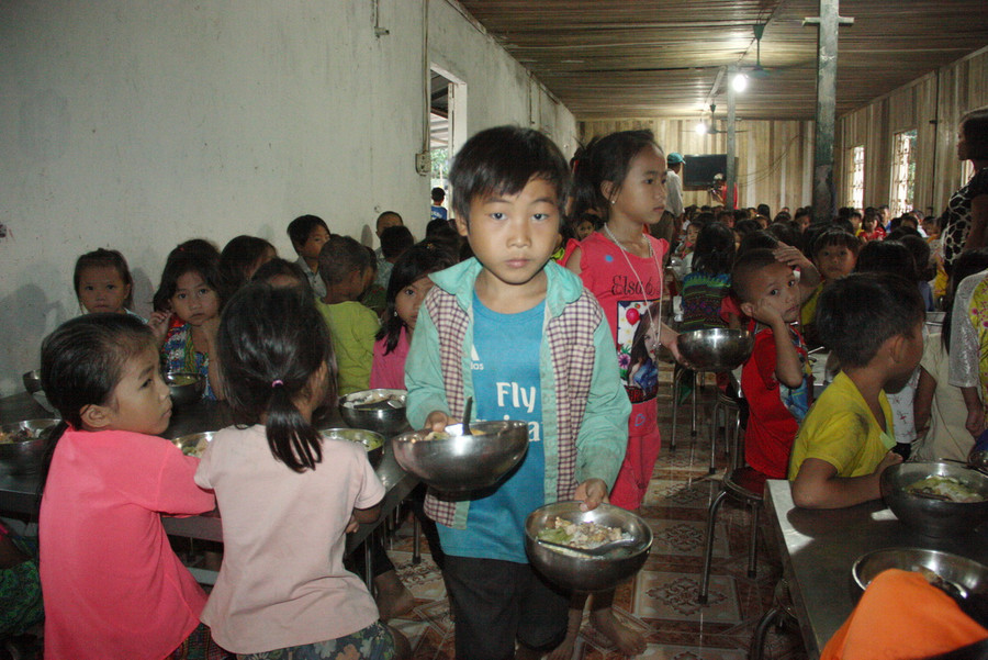 Các anh chị lớp lớn được giao nhiệm vụ lấy cơm cho các em Các anh chị lớp lớn được giao nhiệm vụ lấy cơm cho các em