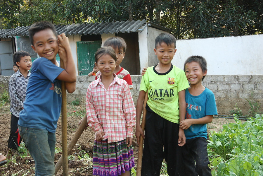 Còn em Giảng Anh Thắng, học sinh lớp 5 thì rất vui được đi học, nhà em cách trường 4 kilomet, cuối tuần nào em cũng đi bộ từ trường về nhà Còn em Giảng Anh Thắng, học sinh lớp 5 thì rất vui được đi học, nhà em cách trường 4 kilomet, cuối tuần nào em cũng đi bộ từ trường về nhà