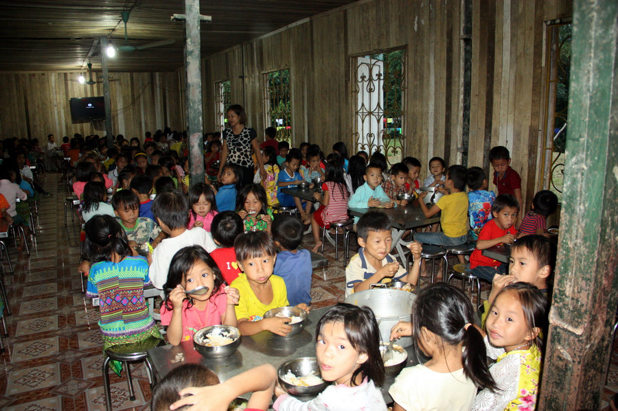 Đến giờ cơm, bếp ăn bán trú sôi động, náo nhiệt hẳn lên Đến giờ cơm, bếp ăn bán trú sôi động, náo nhiệt hẳn lên