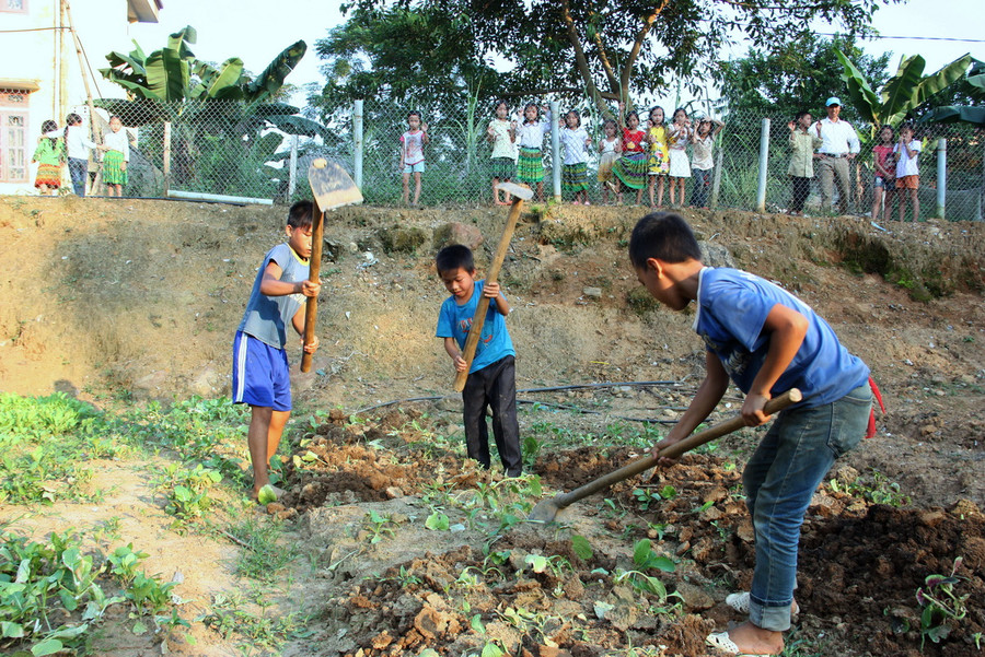 Thầy Nguyễn Quang Diện - Hiệu trưởng cho biết, nhà trường hết sức chú trọng rèn luyện kỹ năng sống cho học sinh Thầy Nguyễn Quang Diện - Hiệu trưởng cho biết, nhà trường hết sức chú trọng rèn luyện kỹ năng sống cho học sinh