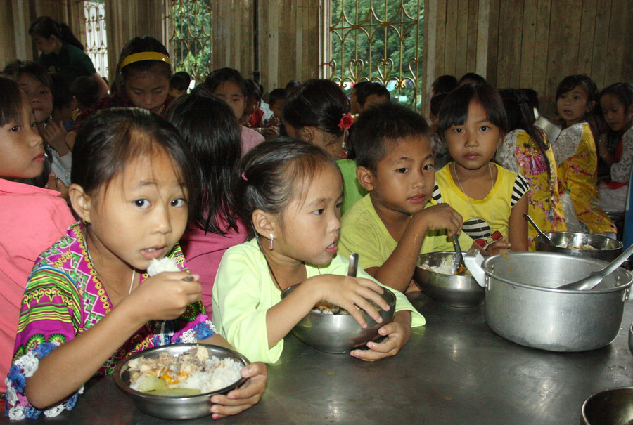 Hôm nay thực đơn có cơm trắng, thịt gà rang ăn với bí xanh, canh bí đỏ Hôm nay thực đơn có cơm trắng, thịt gà rang ăn với bí xanh, canh bí đỏ