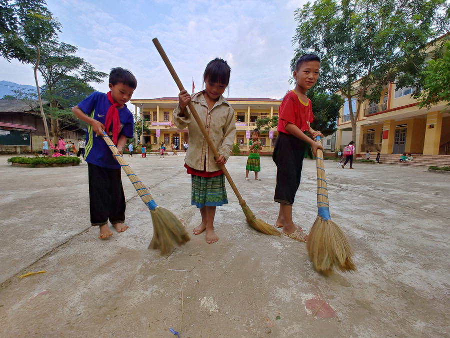 Nằm cách xa trung tâm thị trấn Văn Chấn (Yên Bái) hàng chục kilomet đường rừng núi, Trường PTDTBT Tiểu học An Lương có 436 học sinh, 98% các em là người dân tộc thiểu số. Từ rất sớm, các em đã trực nhật, quét dọn trường lớp Nằm cách xa trung tâm thị trấn Văn Chấn (Yên Bái) hàng chục kilomet đường rừng núi, Trường PTDTBT Tiểu học An Lương có 436 học sinh, 98% các em là người dân tộc thiểu số. Từ rất sớm, các em đã trực nhật, quét dọn trường lớp
