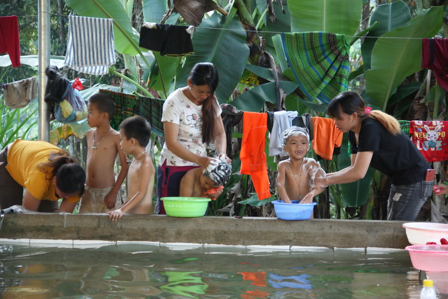 Do là trường tiểu học nên học sinh còn bé, nhiều em chưa tự vệ sinh cá nhân được nên mỗi tuần các cô giáo phải tắm cho các em một lần để đảm bảo sạch sẽ Do là trường tiểu học nên học sinh còn bé, nhiều em chưa tự vệ sinh cá nhân được nên mỗi tuần các cô giáo phải tắm cho các em một lần để đảm bảo sạch sẽ