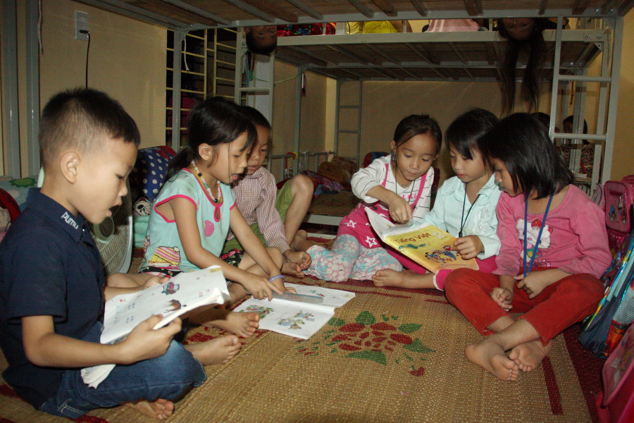 Trước khi kết thúc một ngày đầy vui tươi, trước khi đi ngủ trẻ tự học buổi tối trong khu nhà ở bán trú 1 tiếng từ 20 giờ đến 21 giờ Trước khi kết thúc một ngày đầy vui tươi, trước khi đi ngủ trẻ tự học buổi tối trong khu nhà ở bán trú 1 tiếng từ 20 giờ đến 21 giờ