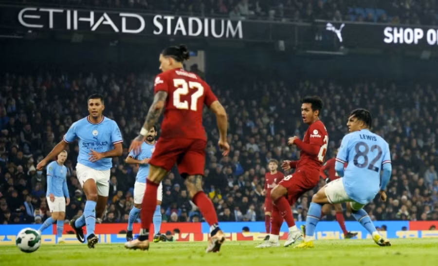 Fabio Carvalho gỡ hòa cho Liverpool. Fabio Carvalho gỡ hòa cho Liverpool.