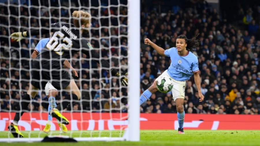 Nathan Ake đánh đầu ấn định tỷ số 3-2 cho Man City. Nathan Ake đánh đầu ấn định tỷ số 3-2 cho Man City.