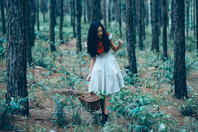 Hoàng Oanh hóa cô bé quàng khăn đỏ ảnh 1