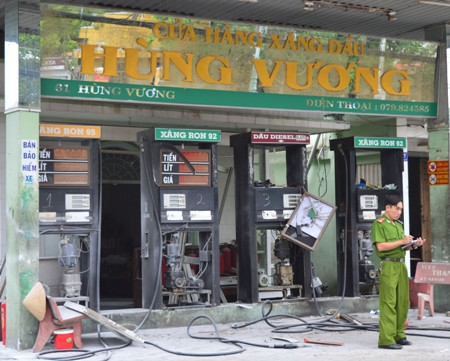 Vụ nổ khiến 3 trụ bơm xăng bị hư hỏng...
