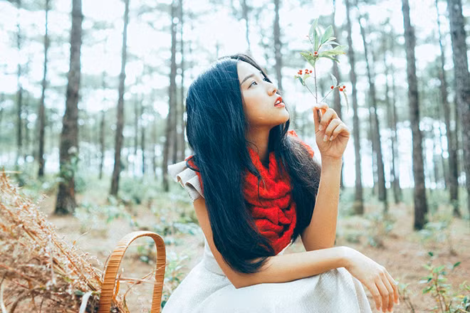 Hoàng Oanh hóa cô bé quàng khăn đỏ ảnh 3