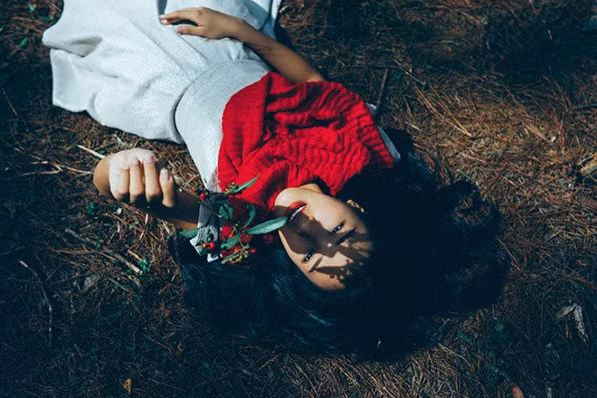 Hoàng Oanh hóa cô bé quàng khăn đỏ ảnh 4