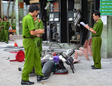 Một chiếc xe máy cũng bị liên lụy.