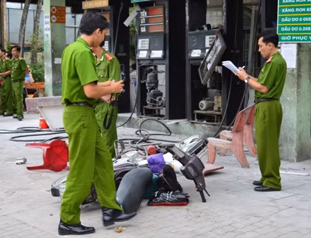 Một chiếc xe máy cũng bị liên lụy.