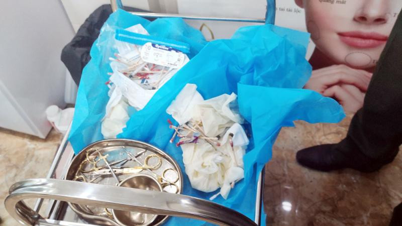 Nhiều dụng cụ tại các cơ sở thẩm mỹ không đảm bảo vệ sinh (Ảnh: Công an Hà Tĩnh).