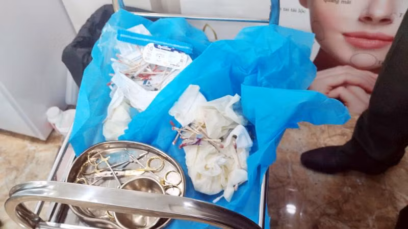 Nhiều dụng cụ tại các cơ sở thẩm mỹ không đảm bảo vệ sinh (Ảnh: Công an Hà Tĩnh).