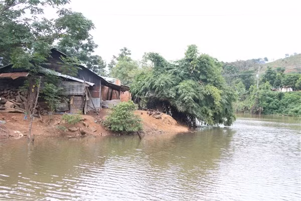 Nhà dân sát với mép nước của lòng hồ thuỷ điện Đức Nhân.