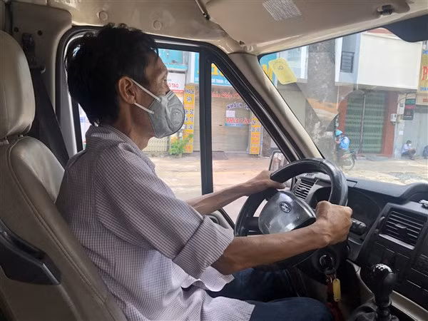 Dù tuổi đã nhiều nhưng với sức khỏe tốt và kinh nghiệm nhiều năm lái xe ông Thông đang hỗ trợ tích cực giúp TP Hồ Chí Minh chống dịch.