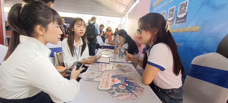 Sinh viên tìm kiếm việc làm tại Ngày hội việc làm của Trường Đại học Công nghệ TPHCM. 