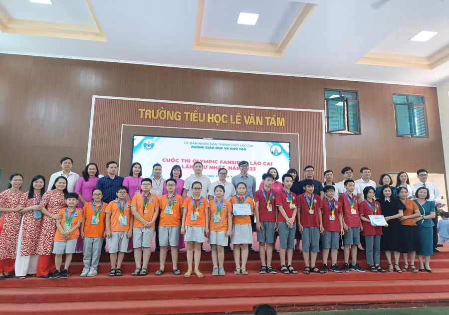 Ban tổ chức chụp ảnh cùng các đội thi đoạt giải. 